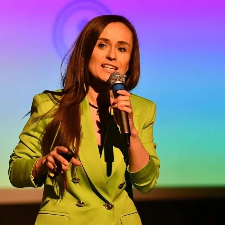 Julia Mikołajczyk podczas wystąpienia na scenie